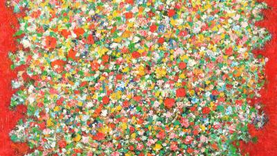 Живопис: пишний букет різнокольорових польових квітів на глибокому червоному тлі.