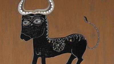 Стилізований чорний бик з великими, вишуканими срібними рогами та орнаментом на тілі.